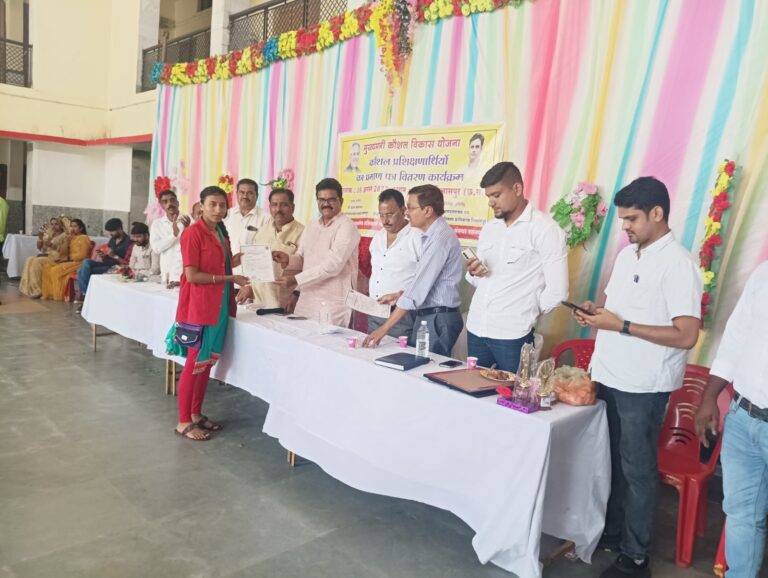 कौशल-प्रशिक्षण-प्राप्त-हितग्राहियों-को-प्रमाण-पत्र-का-वितरण-1.jpeg