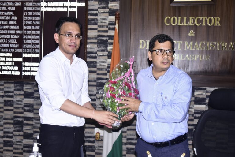 नए-कलेक्टर-श्री-संजीव-कुमार-झा-ने-कार्यभार-ग्रहण-किया.jpeg