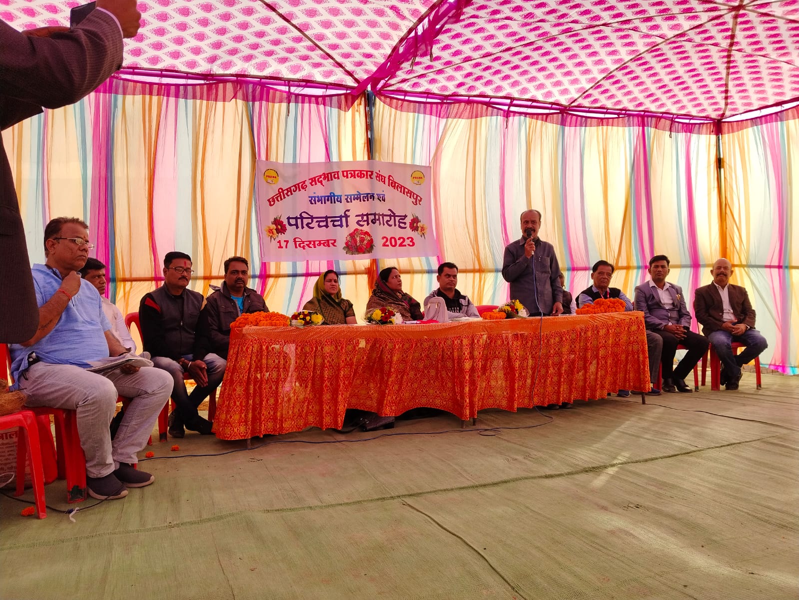 जो भी पत्रकार संगठन का निर्माण होता है वो पत्रकार हित में काम करने के लिए ही होता है परन्तु नेतृत्व में कहीं स्वार्थ आ जाता है तो संगठन अपने उद्देश्य से भटक जाता है इसलिए सभी को नि: स्वार्थ भावना से पत्रकार हित में काम करने की आवश्यकता है…. देवदत्त तिवारी