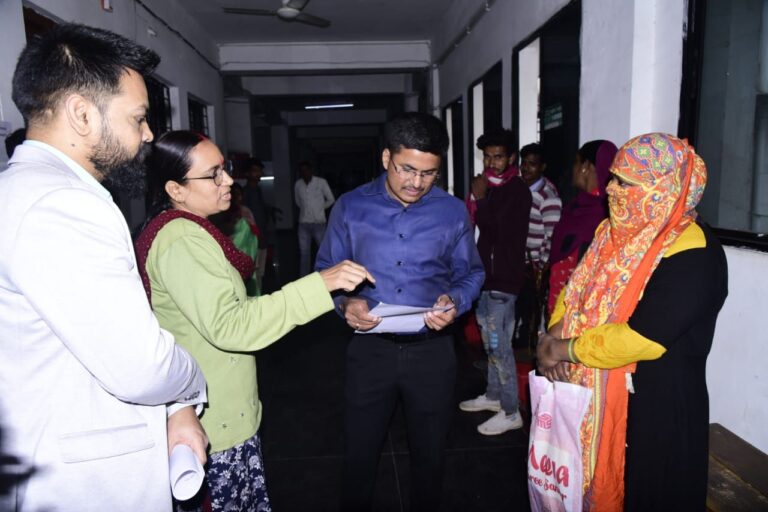 कलेक्टर-ने-अपने-कार्यालय-की-विभिन्न-शाखाओं-का-किया-औचक-निरीक्षण-54653045631099082638.jpg