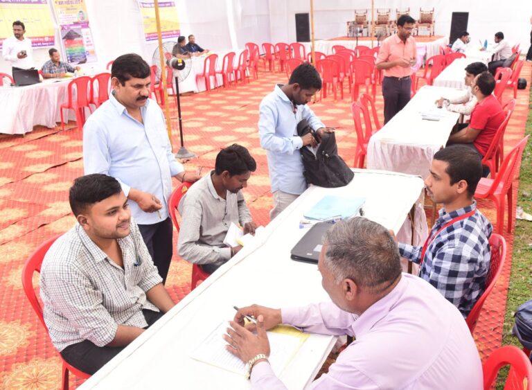 निःशुल्क-प्लेसमेंट-कैम्प-में-42-लोगों-को-मिली-नौकरी-11208734104864533400.jpg