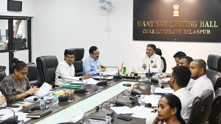 कलेक्टर-ने-की-राजस्व-विभाग-के-काम-काज-की-समीक्षा-14201896829434400308.jpg