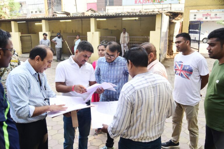 शहर-भ्रमण-पर-निकले-कलेक्टर-और-निगम-आयुक्त-115400971822592217022.jpg