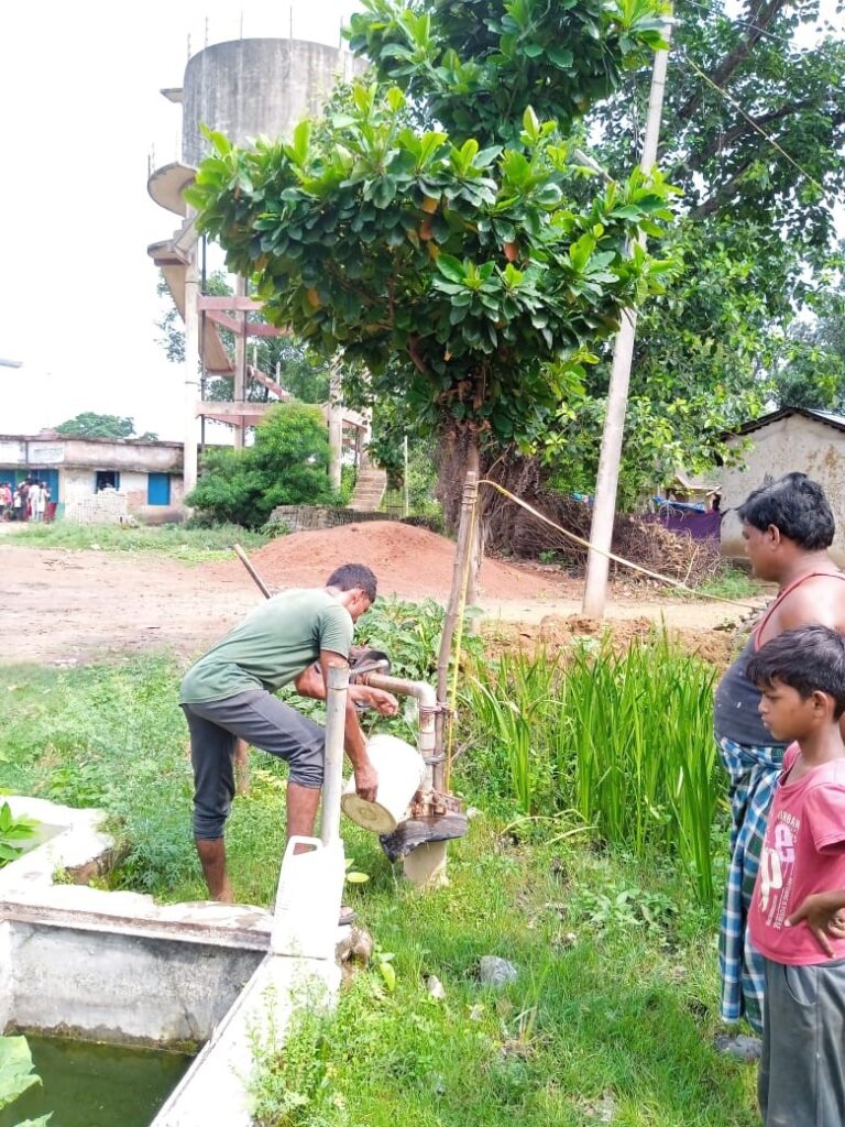 पीएचई-द्वारा-की-जा-रही-ओवरहेड-टंकियों-की-सफाई-और-हैण्डपंपों-का-क्लोरीनेशन.jpeg