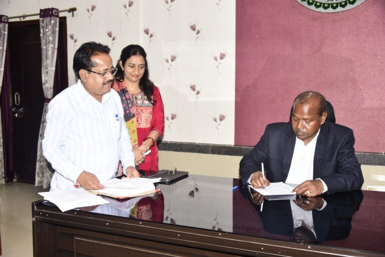 नये-संभागायुक्त-श्री-नीलम-नामदेव-एक्का-ने-कार्यभार-ग्रहण-किया-5.jpeg