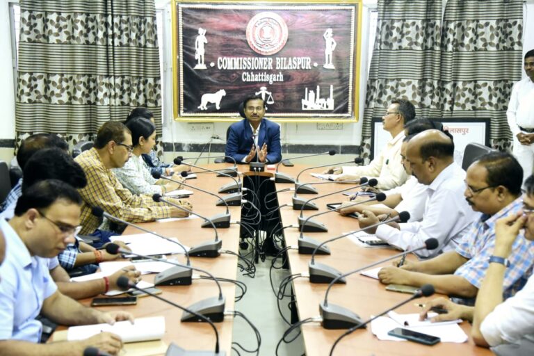 संभागायुक्त-श्री-महादेव-कावरे-ने-प्रभार-लेने-के-तत्काल-बाद-ली-अधिकारियों-की-बैठक-2.jpeg
