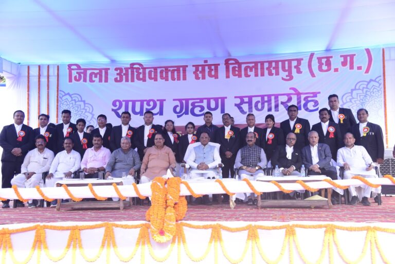 जिला-अधिवक्ता-संघ-के-शपथ-ग्रहण-समारोह-में-शामिल-हुए-मुख्यमंत्री-श्री-विष्णुदेव-साय-11.jpeg