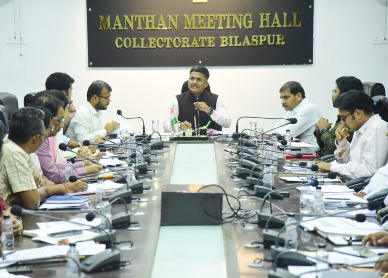 कलेक्टर-ने-की-मुख्यमंत्री-की-प्राथमिकता-वाली-योजनाओं-की-समीक्षा-3.jpeg