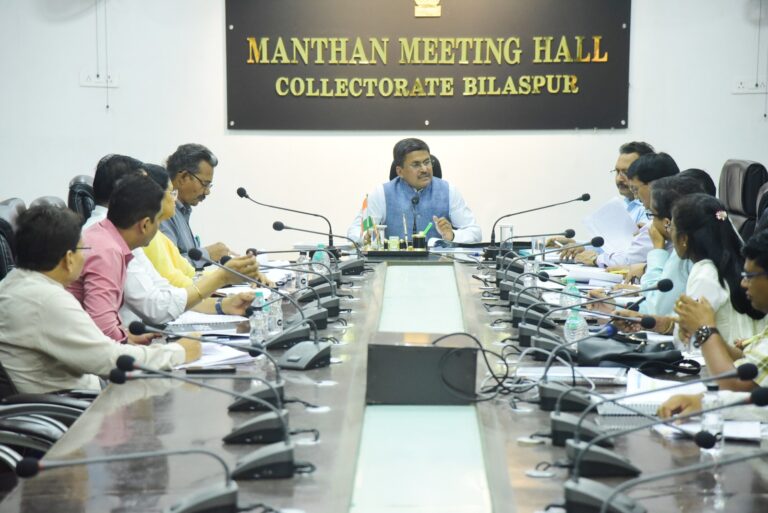 किसानों-की-आमदनी-बढ़ाने-वाली-फ्लैगशीप-योजनाओं-की-कलेक्टर-ने-की-समीक्षा-3.jpeg