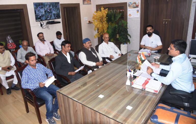 कलेक्टर-अवनीश-शरण-ने-ली-राजनीतिक-दलों-की-बैठक.jpeg