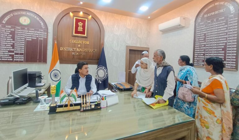 जनदर्शन-में-कलेक्टर-ने-सुनी-लोगों-की-समस्याएं.jpeg