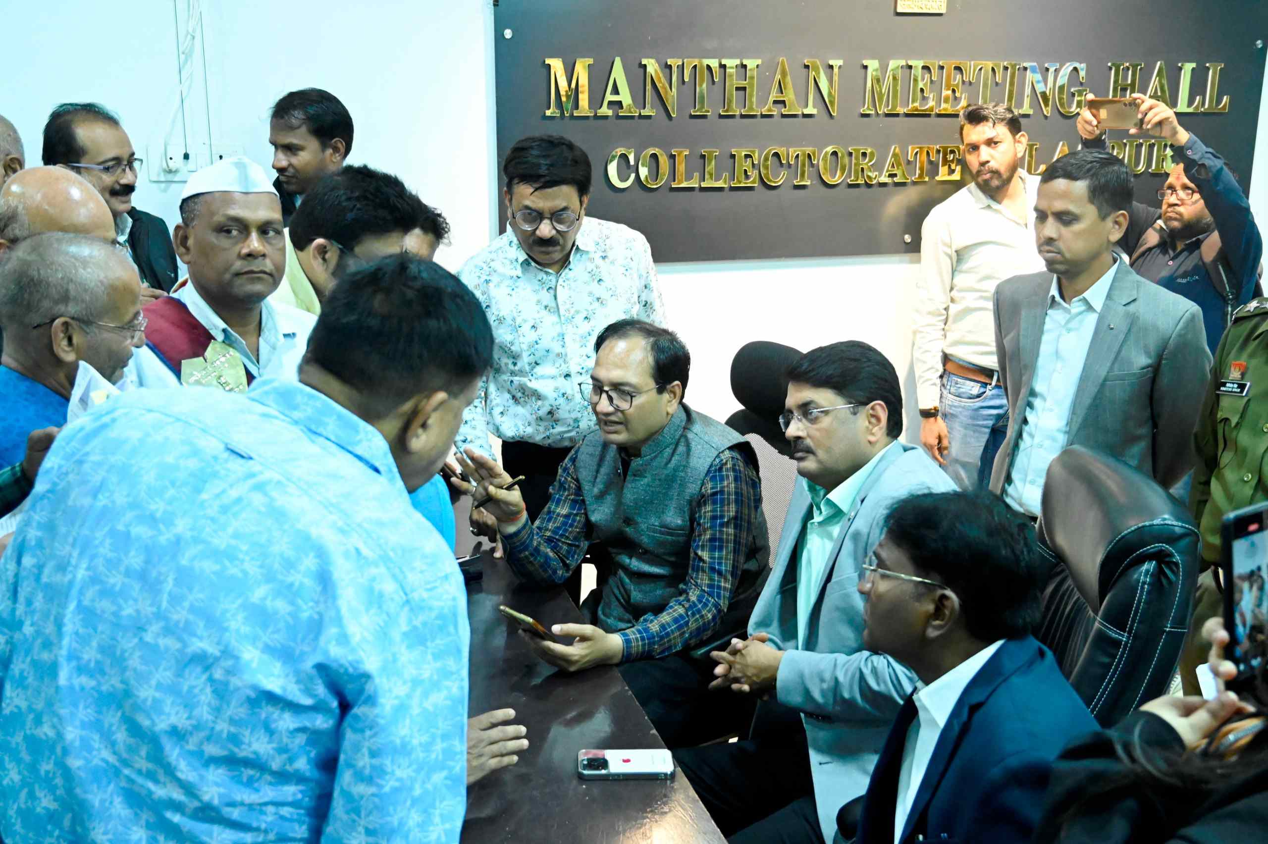 कलेक्टर संजय अग्रवाल व एसएसपी रजनेश सिंह ने साप्ताहिक जनदर्शन में सुनीं आमजन की समस्याएं