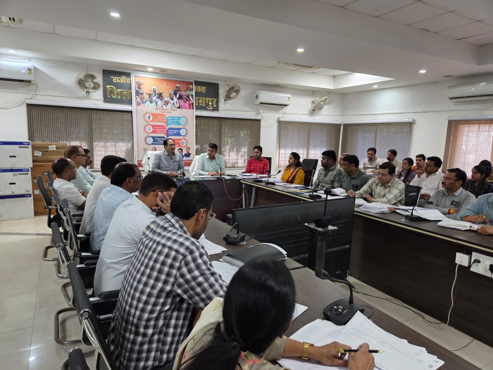 कलेक्टर संजय अग्रवाल की सख्ती: 15 मार्च तक शुरू हों सभी अप्रारंभ आवास &nbsp; &nbsp; प्रधानमंत्री आवास योजना (ग्रामीण) की समीक्षा बैठक, जून तक अपूर्ण मकान पूर्ण करने के निर्देश