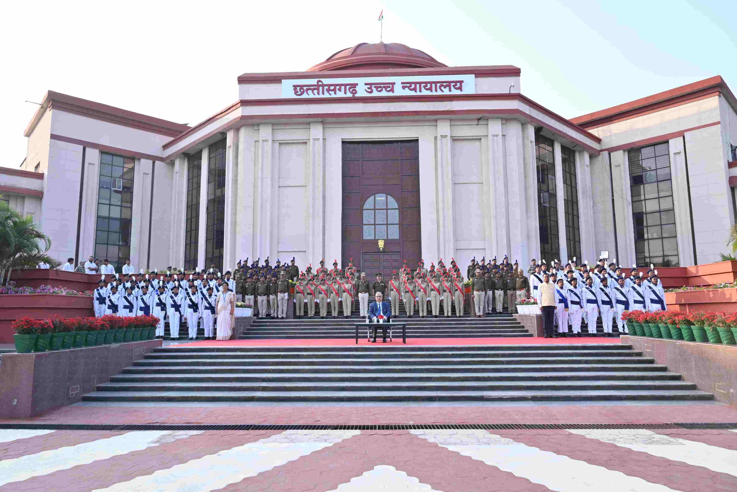 छत्तीसगढ़ उच्च न्यायालय में गणतंत्र दिवस समारोह-2026 के उत्कृष्ट योगदानकर्ताओं का सम्मान&nbsp; &nbsp; &nbsp; गणतंत्र दिवस आयोजन में सराहनीय सेवाओं के लिए अधिकारी, सुरक्षा बल एवं स्वयंसेवक सम्मानित