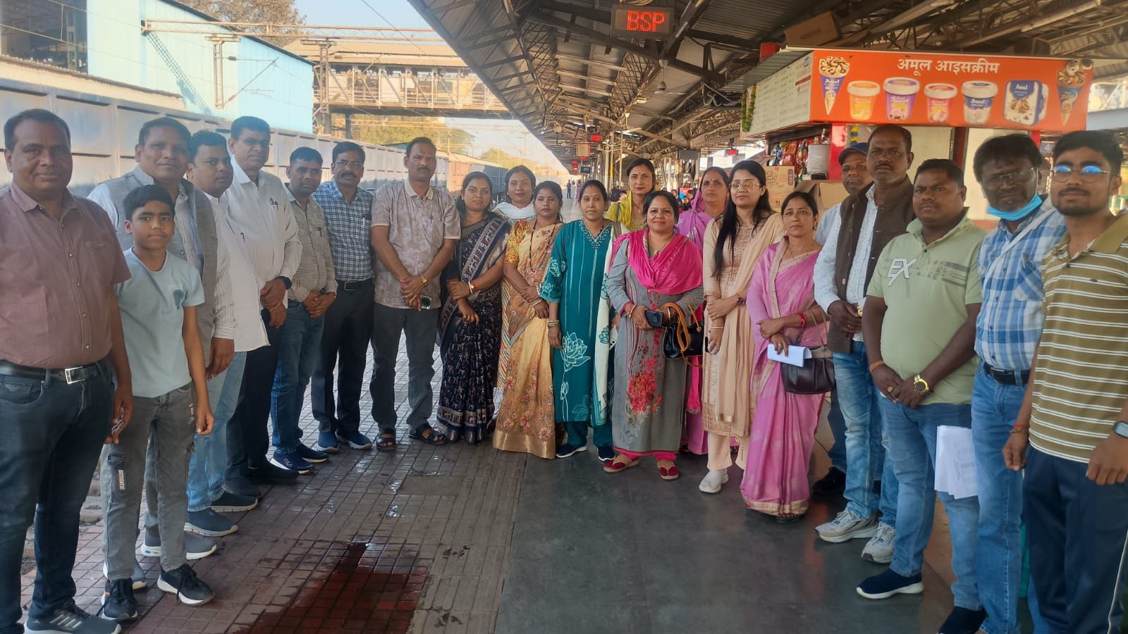 जिला पंचायत बिलासपुर का 14 सदस्यीय प्रतिनिधिमंडल सात दिवसीय आवासीय प्रशिक्षण हेतु मुंबई रवाना